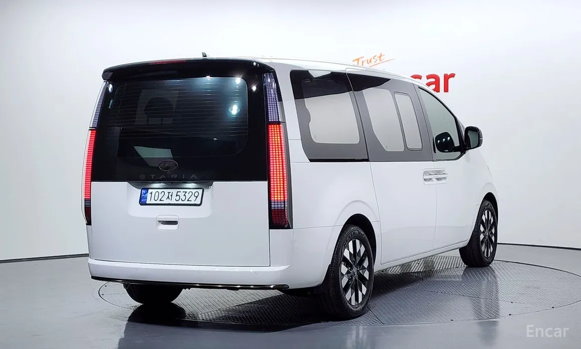 Фото 2 - Hyundai Staria