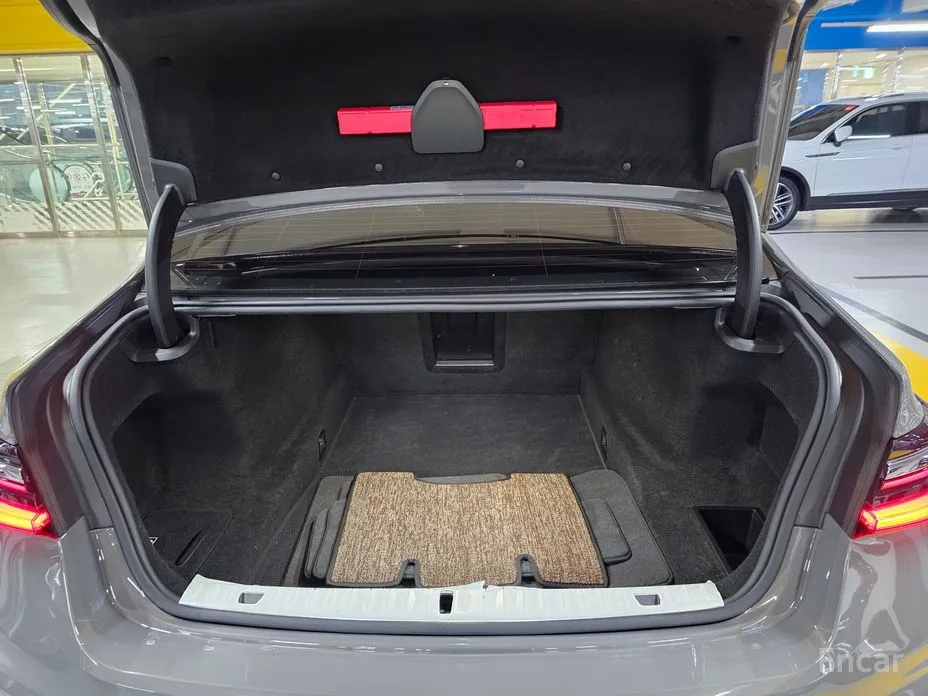 Фото 19 - BMW 7 Series