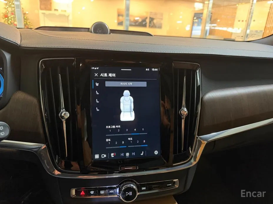 Фото 15 - Volvo V90