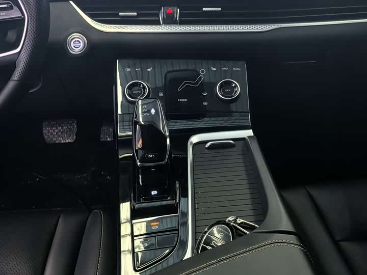 Фото 7 - Bestune B70