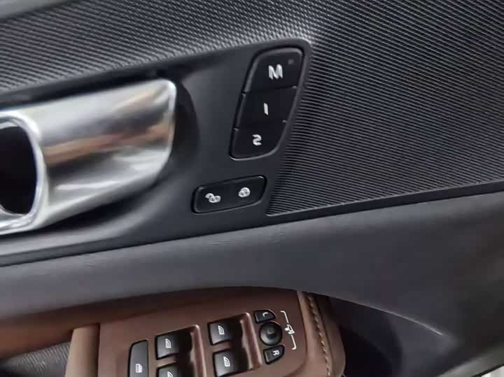 Фото 7 - Volvo XC60