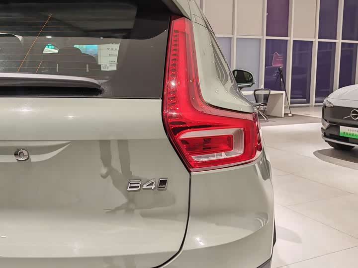 Фото 8 - Volvo XC40