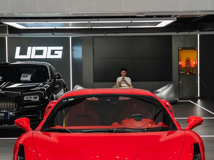 Фото 4 - Ferrari F8