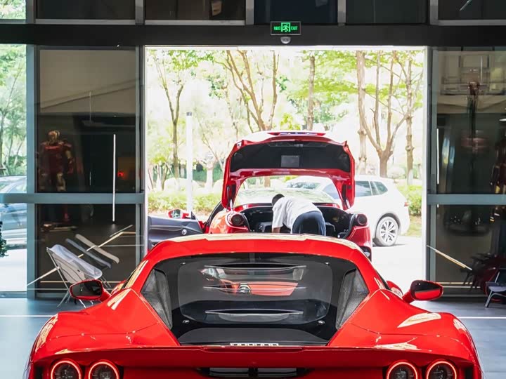 Фото 9 - Ferrari F8