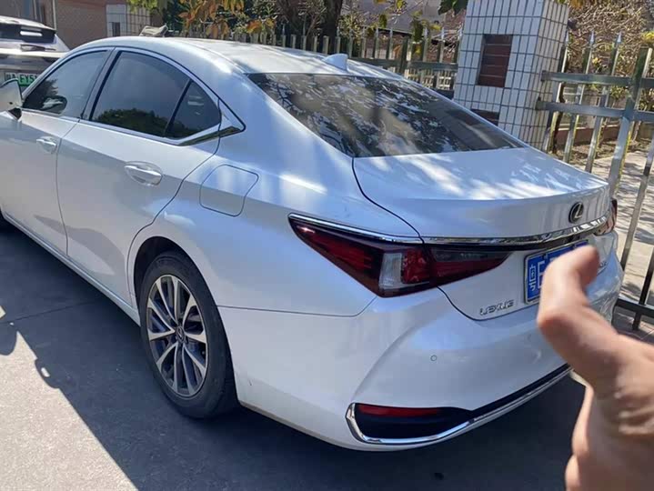 Фото 3 - Lexus ES