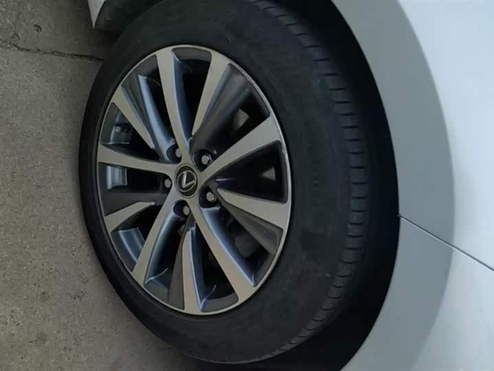 Фото 6 - Lexus ES