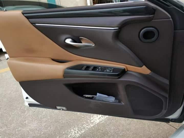 Фото 7 - Lexus ES