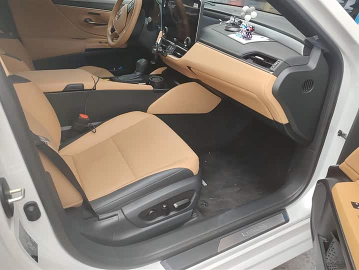 Фото 8 - Lexus ES