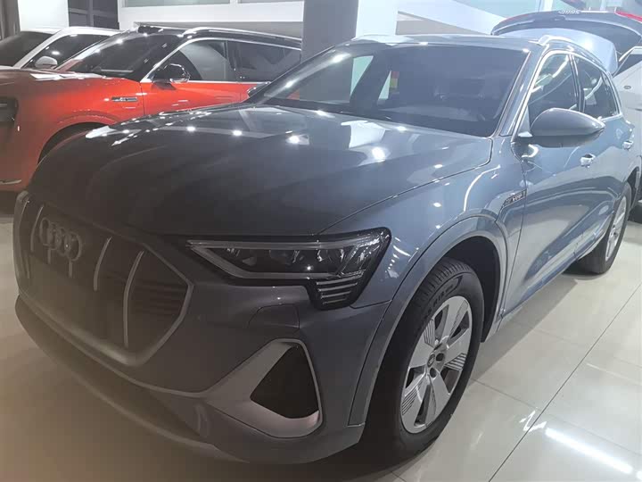 Фото 1 - Audi e-tron