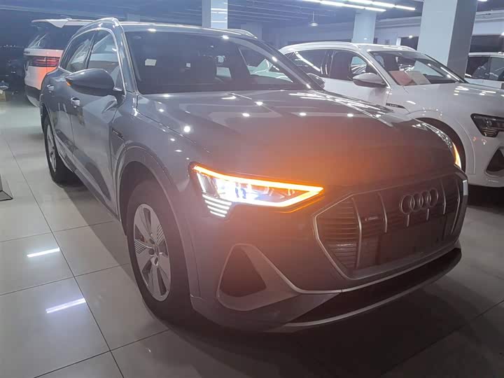 Фото 4 - Audi e-tron