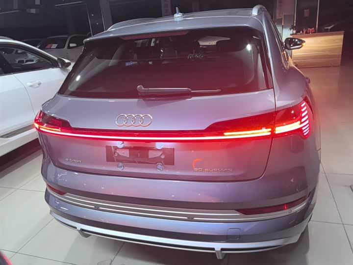 Фото 6 - Audi e-tron