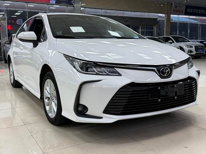 Фото 2 - Toyota Corolla