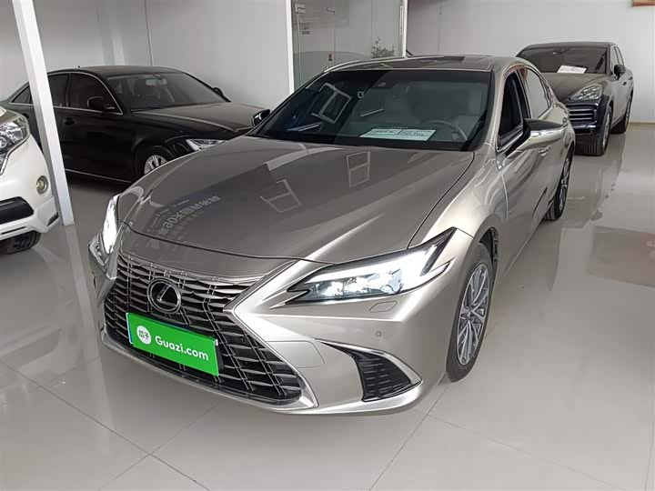 Фото 1 - Lexus ES