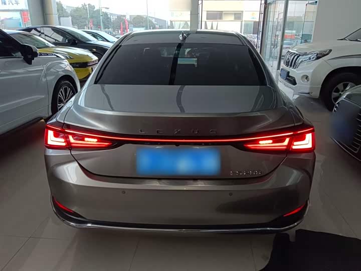 Фото 6 - Lexus ES