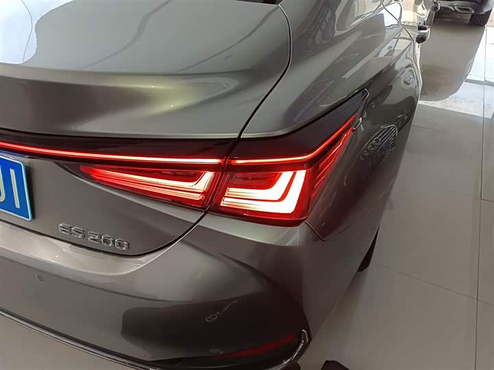 Фото 8 - Lexus ES