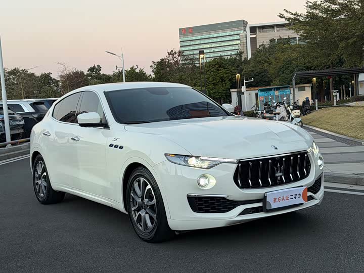 Фото 3 - Maserati Levante