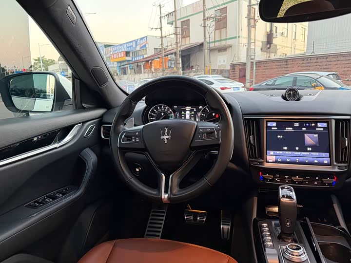 Фото 7 - Maserati Levante