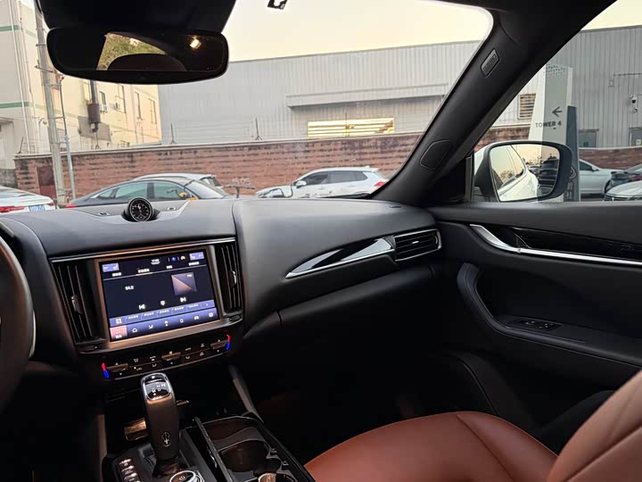 Фото 8 - Maserati Levante