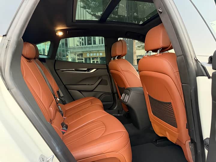 Фото 9 - Maserati Levante