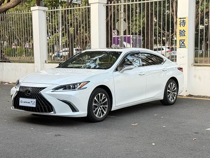 Фото 1 - Lexus ES