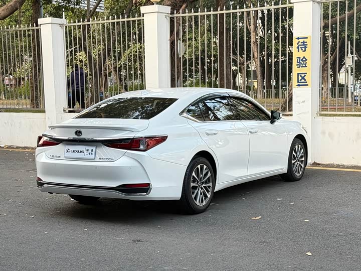 Фото 4 - Lexus ES