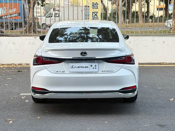 Фото 5 - Lexus ES