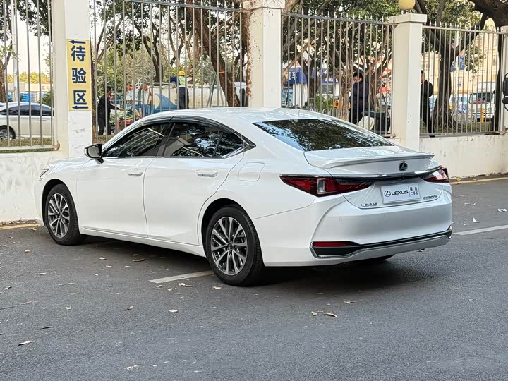 Фото 6 - Lexus ES
