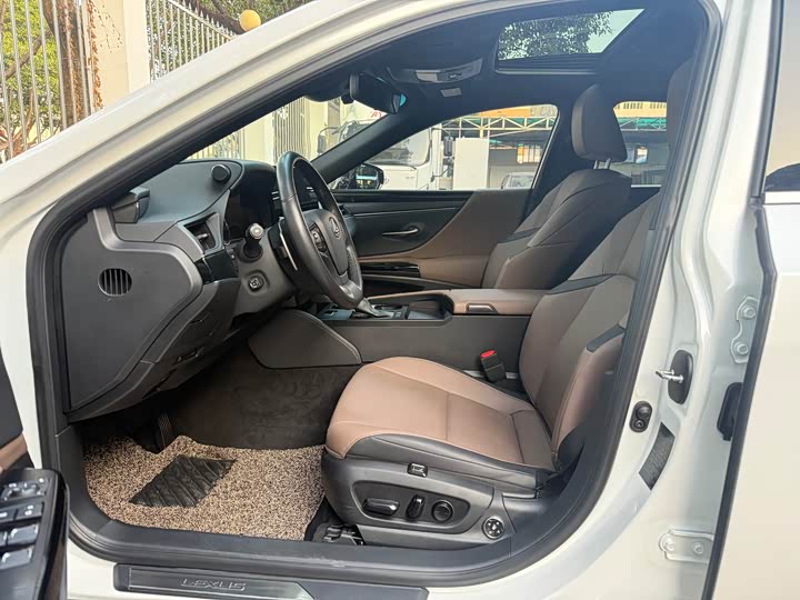 Фото 7 - Lexus ES