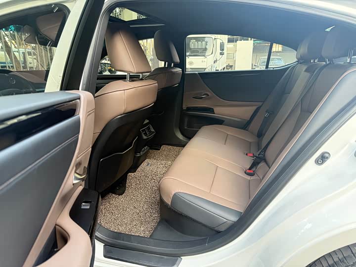 Фото 8 - Lexus ES