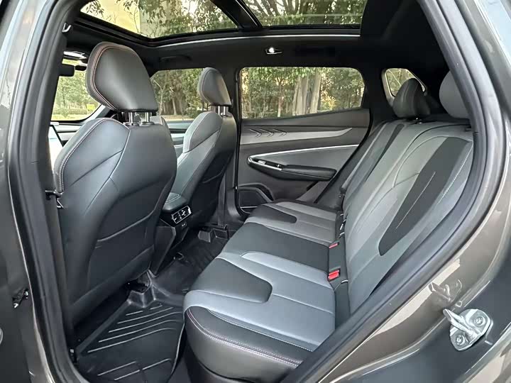 Фото 4 - Geely Atlas