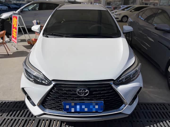 Фото 2 - Toyota Yaris L Hatchback