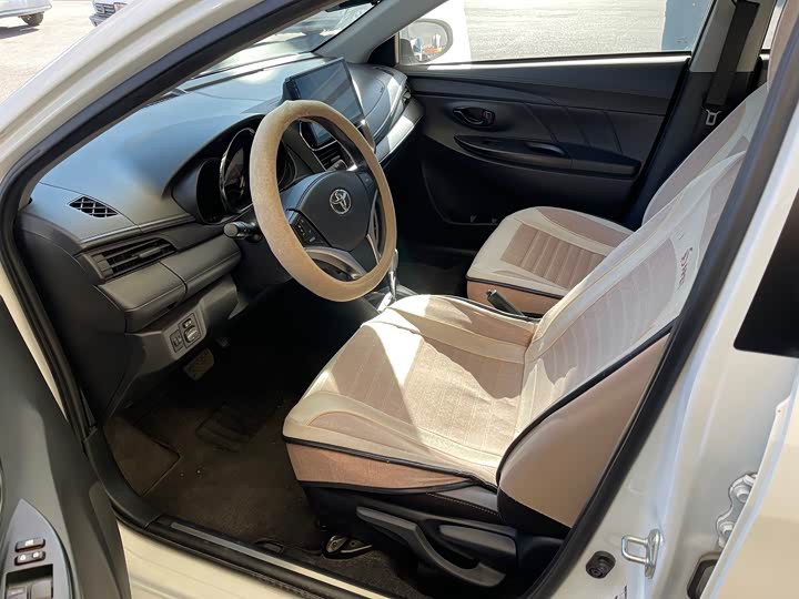 Фото 3 - Toyota Yaris L Hatchback