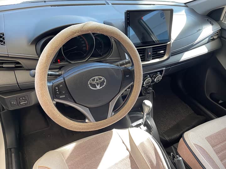 Фото 4 - Toyota Yaris L Hatchback