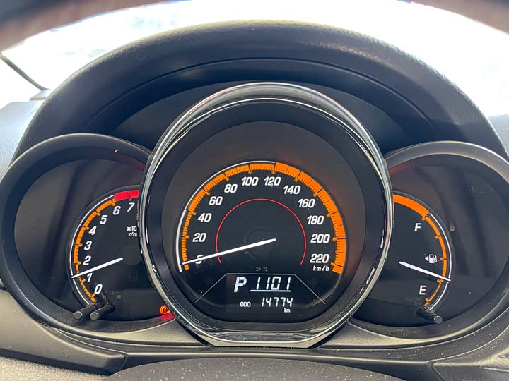 Фото 5 - Toyota Yaris L Hatchback