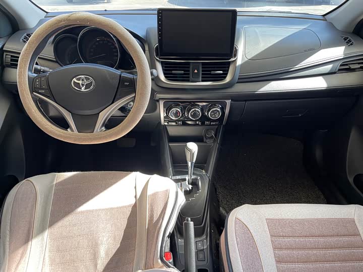 Фото 6 - Toyota Yaris L Hatchback