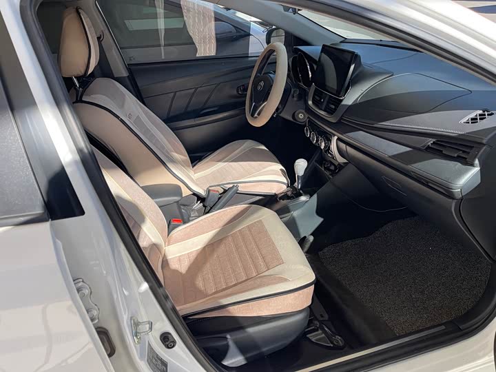 Фото 7 - Toyota Yaris L Hatchback