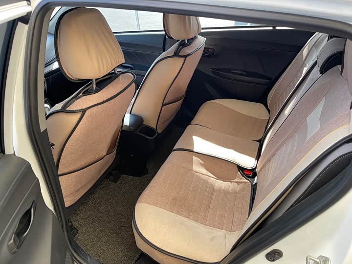 Фото 8 - Toyota Yaris L Hatchback