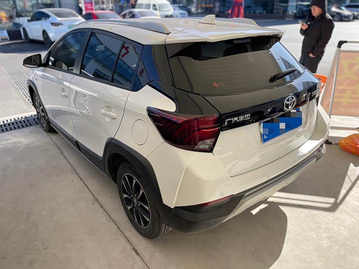 Фото 9 - Toyota Yaris L Hatchback