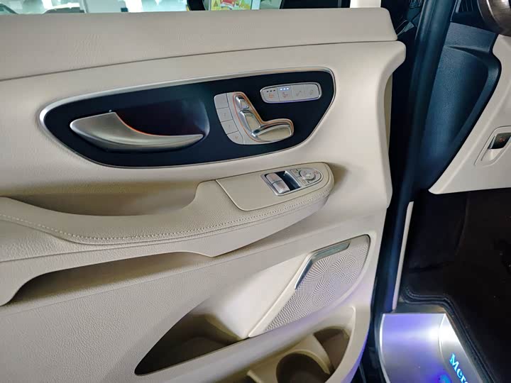 Фото 9 - Mercedes-Benz V-Class