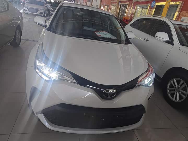 Фото 3 - Toyota C-HR