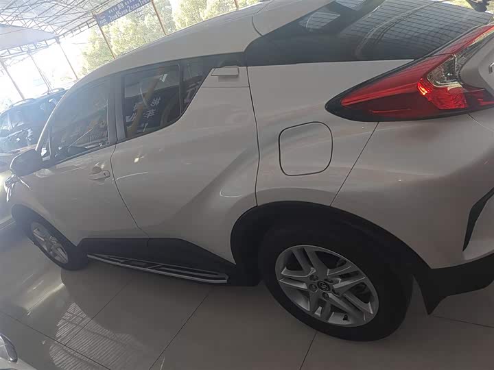 Фото 5 - Toyota C-HR