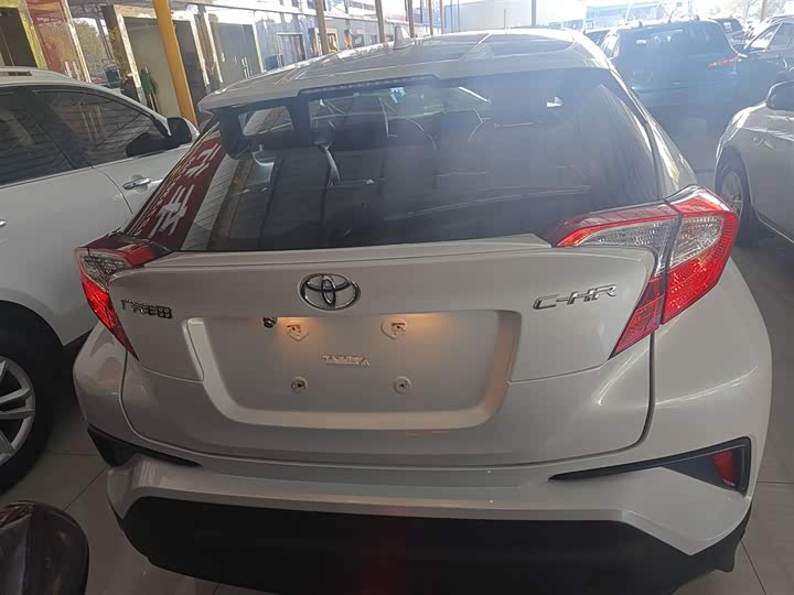 Фото 6 - Toyota C-HR