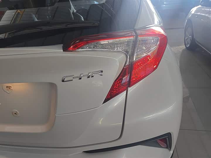 Фото 8 - Toyota C-HR