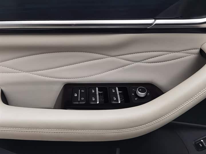 Фото 9 - Geely Monjaro