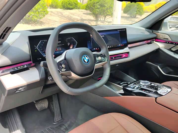 Фото 8 - BMW i5