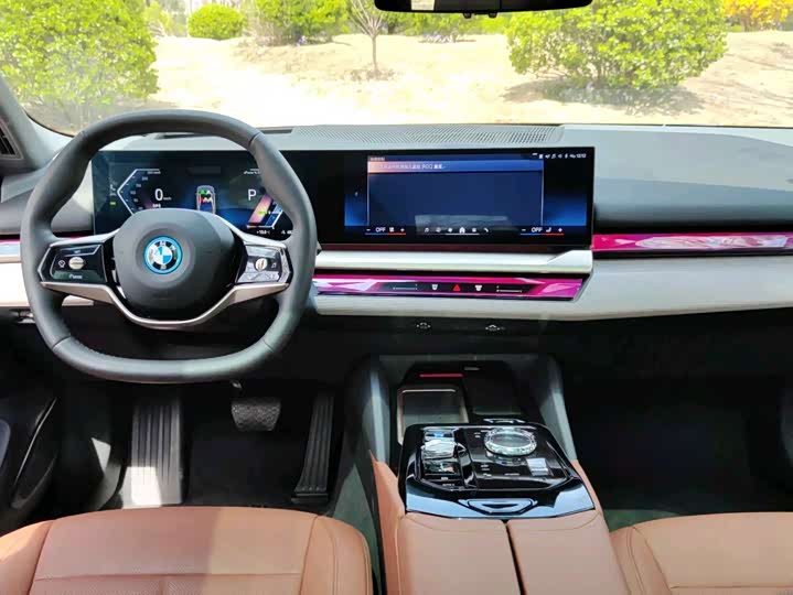 Фото 9 - BMW i5