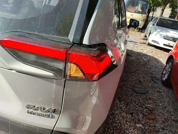 Фото 8 - Toyota RAV4