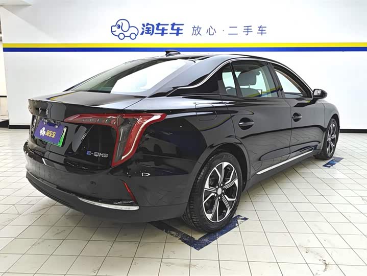 Фото 3 - Hongqi E-QM5