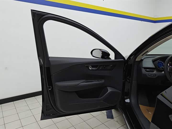 Фото 7 - Hongqi E-QM5