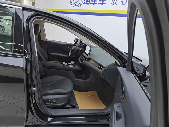 Фото 8 - Hongqi E-QM5